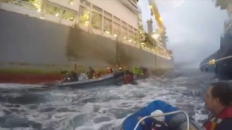 La Armada ataca una zodiac de Greenpeace La Armada ataca una zodiac de Greenpeace