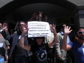 Protestando contra la expulsión de José Morales Protestando contra la expulsión de José Morales