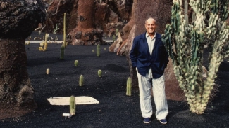 César Manrique en el Jardín de Cactus