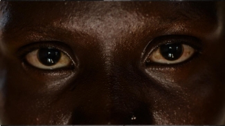 Ojos de mujer africaana